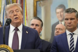 Donald Trump a chargé Pete Hegseth, à droite sur le cliché, de prendre toutes les mesures nécessaires pour renommer de manière définitive le ministère américain de la défense en ministère de la guerre (archives). KEYSTONE/AP/Mark Schiefelbein